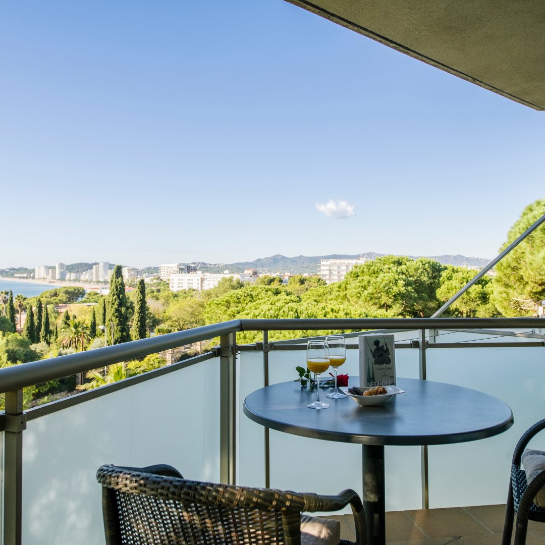 Let yourself be pampered and unwind 🤍 Enjoy a weekend by the sea, relax with a massage and savour the buffet breakfast 🥂 <a href="/ciutatdepalol/">Ciutat de Palol</a> offers you a personal, unique space, with a wealth of personal wellness services #Golf #GolfCostaBrava