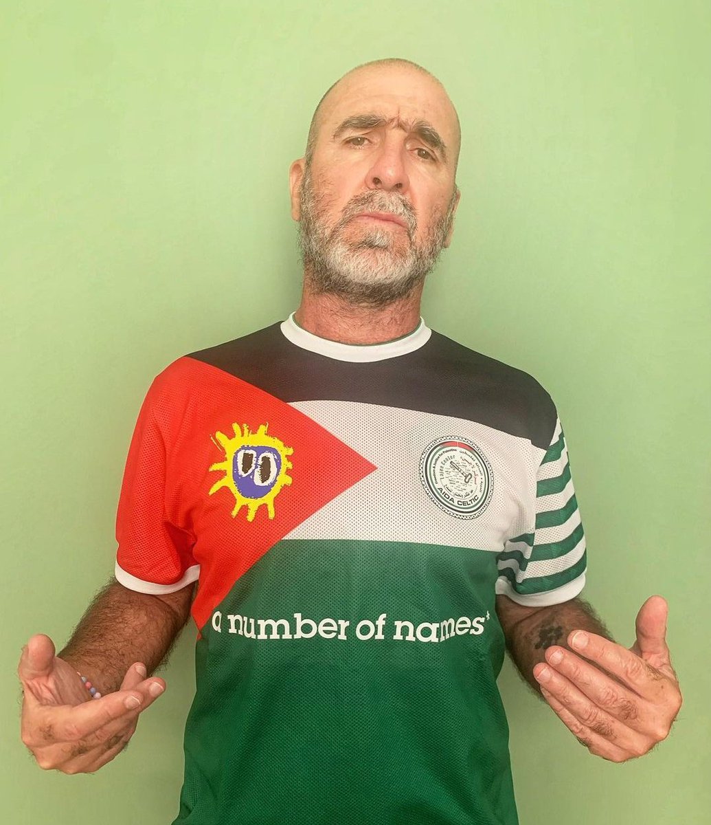 FonsiLoaiza's tweet photo. Eric Cantona, nieto de catalanes en el exilio, dijo que su mejor momento en en el fútbol fue patear a un fascista. Ha iniciado una campaña de solidaridad con Palestina: "Es hora de poner fin a la impunidad de Israel". Siempre en el lado correcto de la historia. https://t.co/wrl9DjyVPy