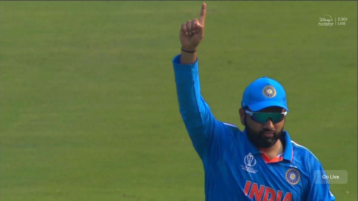 mufaddal_vohra's tweet image. Kuldeep Yadav gets a wicket now!

What a review by Rohit Sharma - Pakistan 4 down now.