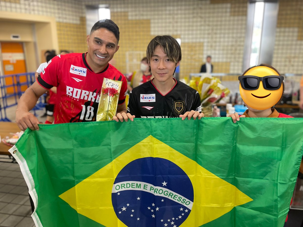 vv3vv_no25's tweet photo. パカット選手と写真撮ろうとしたら推しが後ろから登場したので3ショット🙌
今日ゴール決めた2人です🎉🎉🎉
#Fリーグ
#ボルクバレット北九州
#きてみた
#No18
#No87 https://t.co/BoQOrGxSuK