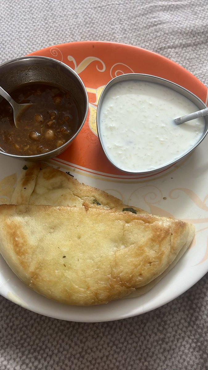 IamMihirPandya's tweet photo. Having KUL-Cha with Dahi Jo Humari Team Pakistan ka Bana Rahi he,  while celebrating #Kuldeeps Wickets @imkuldeep18 
#INDvsPAK #IndiaVsPakistan #ICCCricketWorldCup23 https://t.co/pjRqyfsLaV