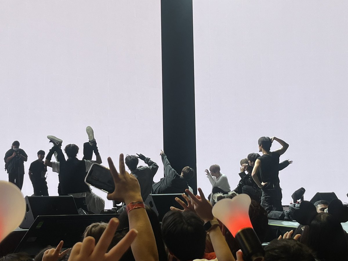 ddupsaching's tweet photo. 단체사진 일케 찍는거 ㅈㄴ웃겨요 https://t.co/jCTmDtgeQ2