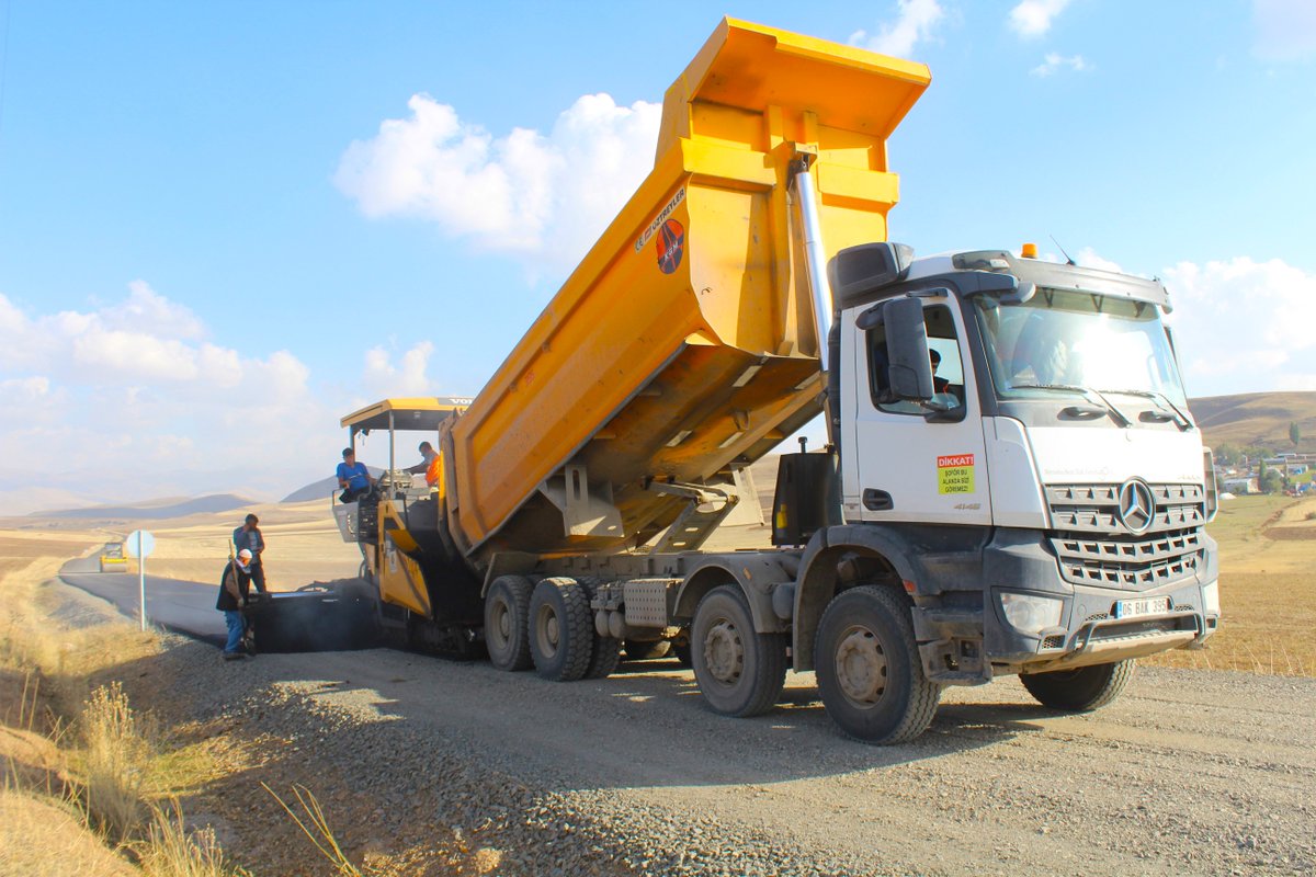 Agriozelidare's tweet image. Köy yollarımıza sıcak asfalt serim çalışmalarımız devam ediyor.

📍#Hamur ilçemize bağlı #Sarıbuğday köy yolumuzun kalan 1 km'lik bölümünün de asfaltlama çalışmasını tamamladık. 🛣️

Hayırlı olsun.
