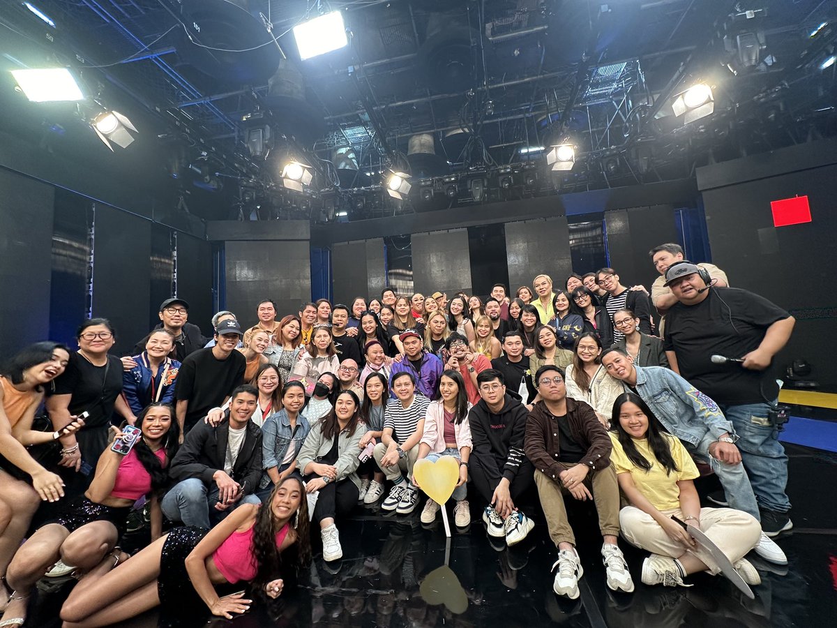 TaongGrasya__'s tweet photo. Di biro ang gumawa &amp; mag plano ng isang different program habang may kasalukuyan ka pa ring program na tinatrabaho everyday,kaya sobrang bilib ako sa @itsShowtimeNa fam ko sa lahat ng staff &amp; crew Congratulations dahil nabuo natin ang @YourLuckyDayNa! Mapapagod pero di susuko! 🥹 https://t.co/3JNMPGEHDU