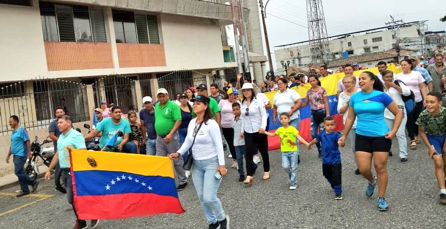 VenteMerida's tweet photo. En Andrés Bello vamos a elegir al nuevo liderazgo, este 22 de octubre.

A 08 días seguimos con y entre la gente. Nos organizamos contra la tiranía, contra el socialismo y por la libertad.

¡En La Azulita vamos arrasar y vamos a cobrar!

#HastaElFinal https://t.co/915xuqnwtC