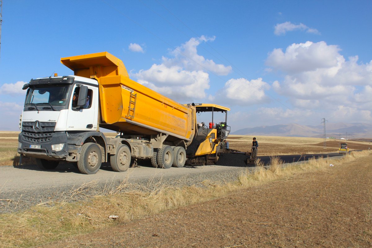 Agriozelidare's tweet image. Köy yollarımıza sıcak asfalt serim çalışmalarımız devam ediyor.

📍#Hamur ilçemize bağlı #Sarıbuğday köy yolumuzun kalan 1 km'lik bölümünün de asfaltlama çalışmasını tamamladık. 🛣️

Hayırlı olsun.