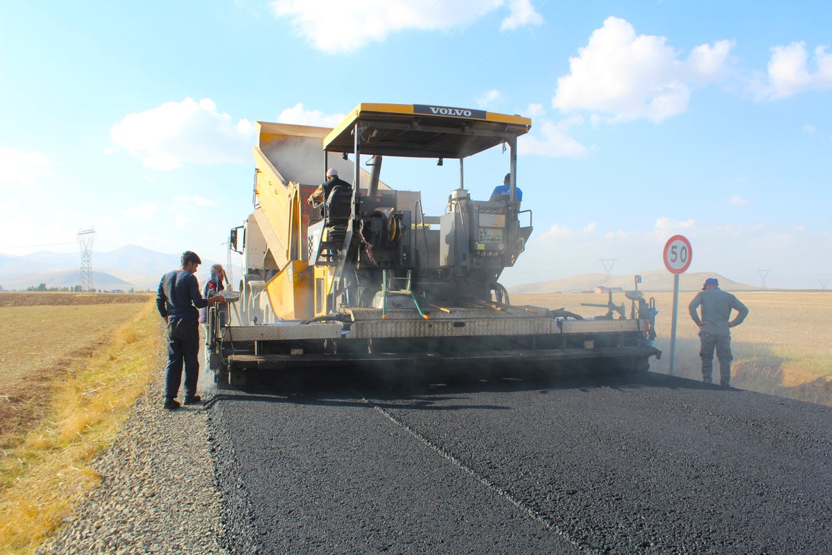 Agriozelidare's tweet image. Köy yollarımıza sıcak asfalt serim çalışmalarımız devam ediyor.

📍#Hamur ilçemize bağlı #Sarıbuğday köy yolumuzun kalan 1 km'lik bölümünün de asfaltlama çalışmasını tamamladık. 🛣️

Hayırlı olsun.