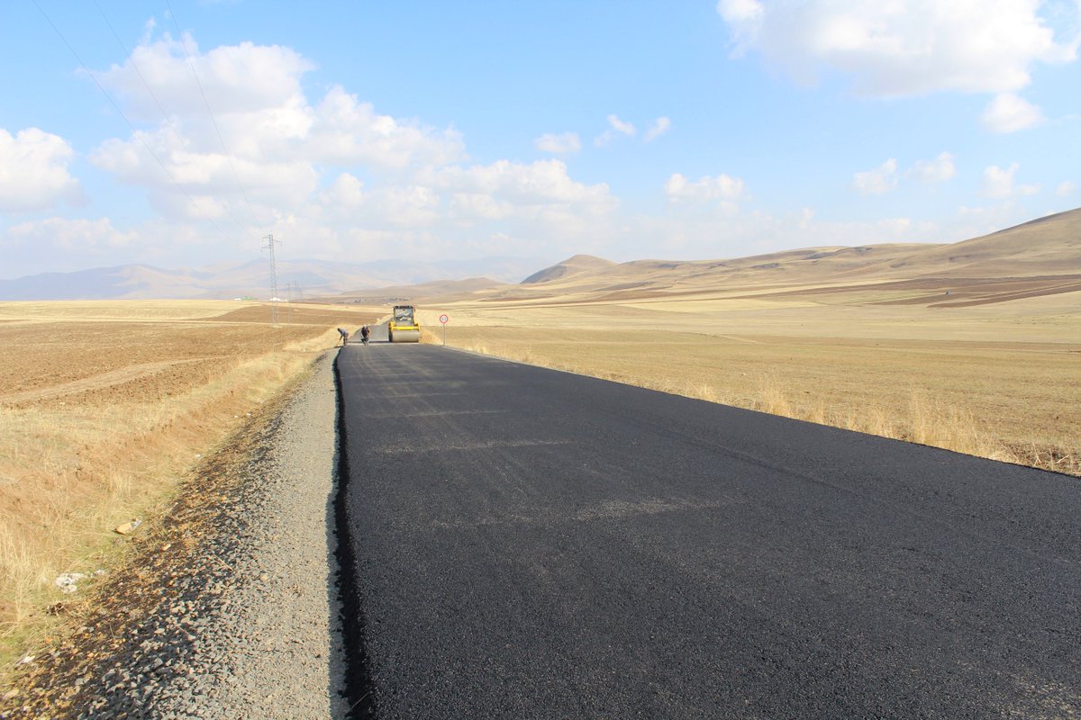 Agriozelidare's tweet image. Köy yollarımıza sıcak asfalt serim çalışmalarımız devam ediyor.

📍#Hamur ilçemize bağlı #Sarıbuğday köy yolumuzun kalan 1 km'lik bölümünün de asfaltlama çalışmasını tamamladık. 🛣️

Hayırlı olsun.