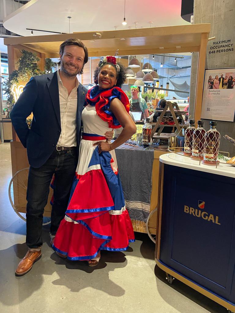 RDenEEUU's tweet photo. Felicitamos a los propietarios del bar  @Serenatadc en su 4to. aniversario! Los asistentes disfrutaron de una presentación de merengue (Jenny Osoria) y del diablo cojuelo ( Aneurys García). Representó la embajada la consejera @pilar_awadbaez @MIREXRD https://t.co/q7KfnFTWxa