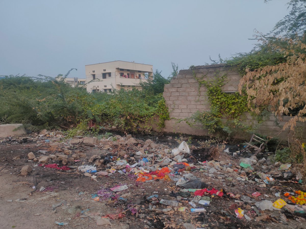 MADHUSHEKHARC's tweet photo. This place is jst 500m away from @DCRaichur house!(behind UAS campus) No propr drainage &amp; waste collection. Pls install big dustbins to avoid this. @Kalyanakarunadu @RaichurWants @narendramodi @PMOIndia @CMofKarnataka  @NsBoseraju @DiprRaichur @mprajaanaik @skamal https://t.co/ddOLfPJRlz