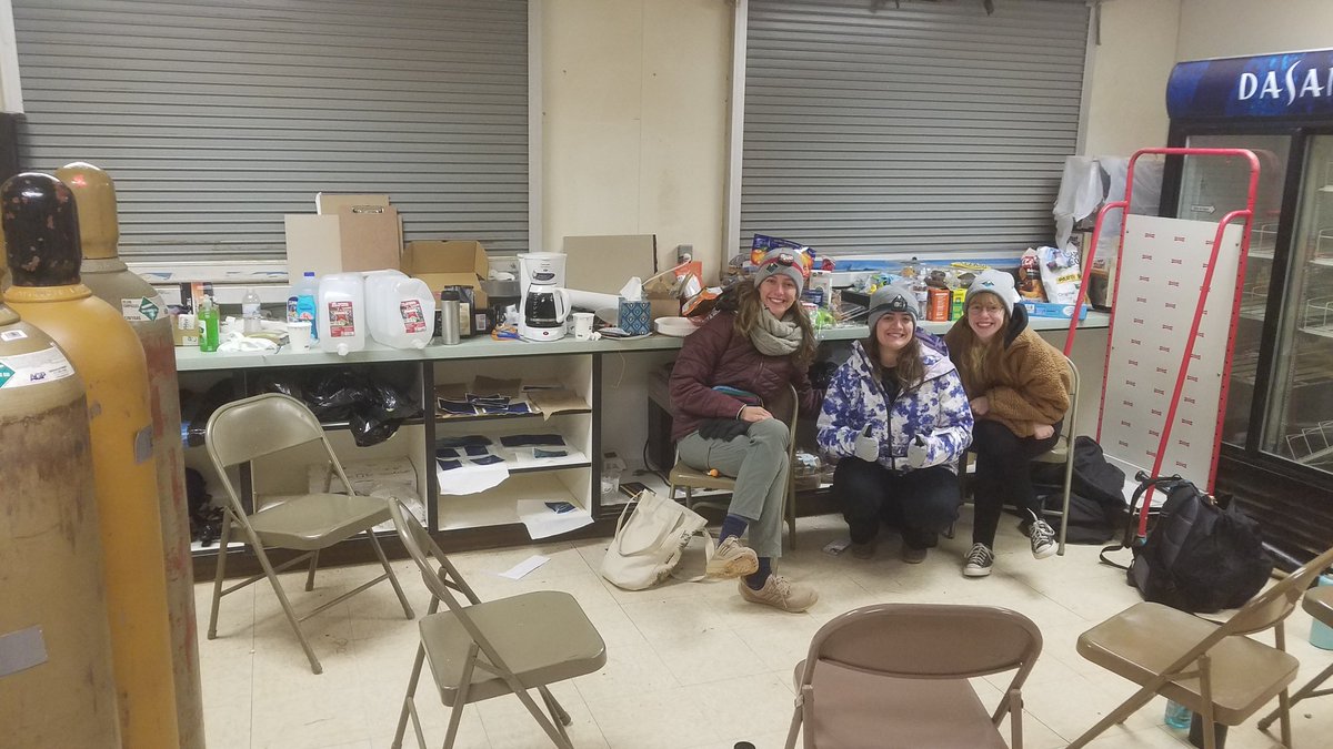 My team is starting our early morning shift. Here's our indoor operation. 24F but light wind and clear skies in the eastern sky. @Plymouthstate #NEBP #NASA #Moriarty