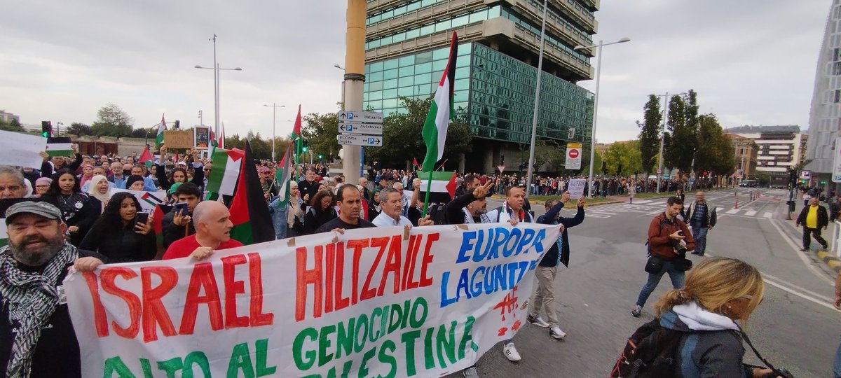 GaxanSad's tweet photo. Ha terminado la mayor manifestación en #Pamplona #Iruña a favor del pueblo #palestino

Miles de personas apoyando a #Palestina y en contra del genocidio de #Israel en #Gaza!!!

#PalestinaLibre
#PalestineLivesMatter https://t.co/2acpI9JBdu