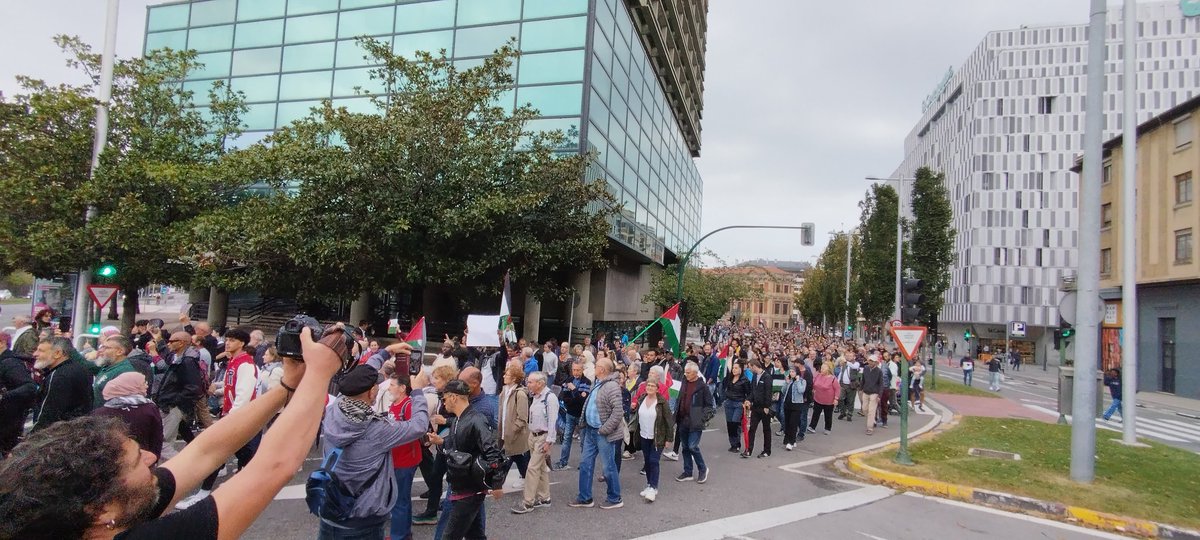 GaxanSad's tweet photo. Ha terminado la mayor manifestación en #Pamplona #Iruña a favor del pueblo #palestino

Miles de personas apoyando a #Palestina y en contra del genocidio de #Israel en #Gaza!!!

#PalestinaLibre
#PalestineLivesMatter https://t.co/2acpI9JBdu