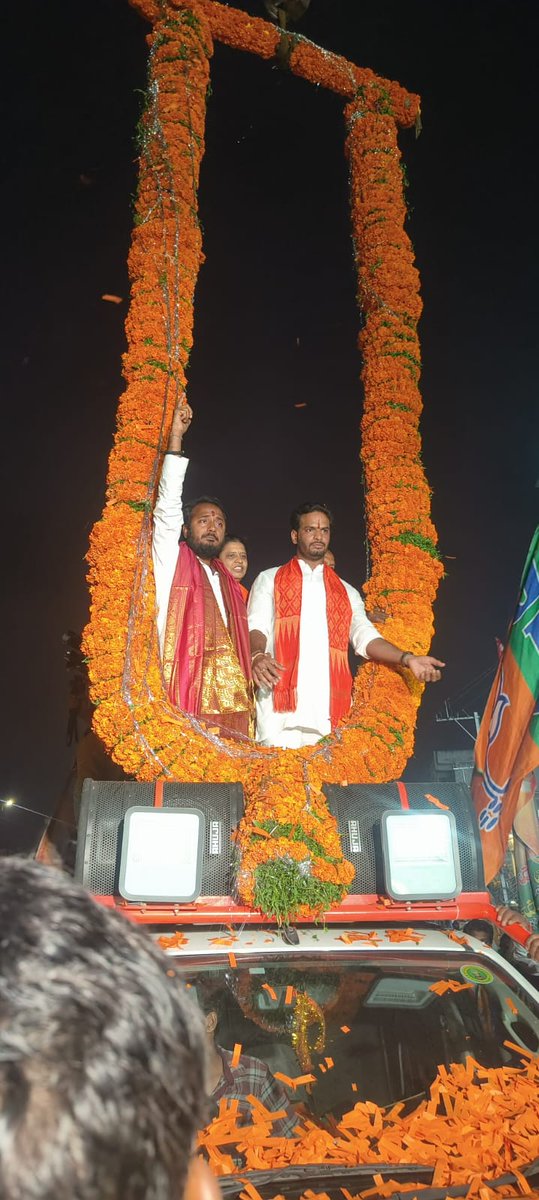 Krishna81301445's tweet photo. Door to Door Campaigning in Chandanagar Division in  Vemukunta with Ravi Kumar yadav Anna and huge members joined from BRS party to BJP Party from Various colonies of Chandanagar Division.                                          ##Vote For Lotus #Jai Ravi Anna  Jai Jai Ravi Anna https://t.co/q2zYW4GPbS