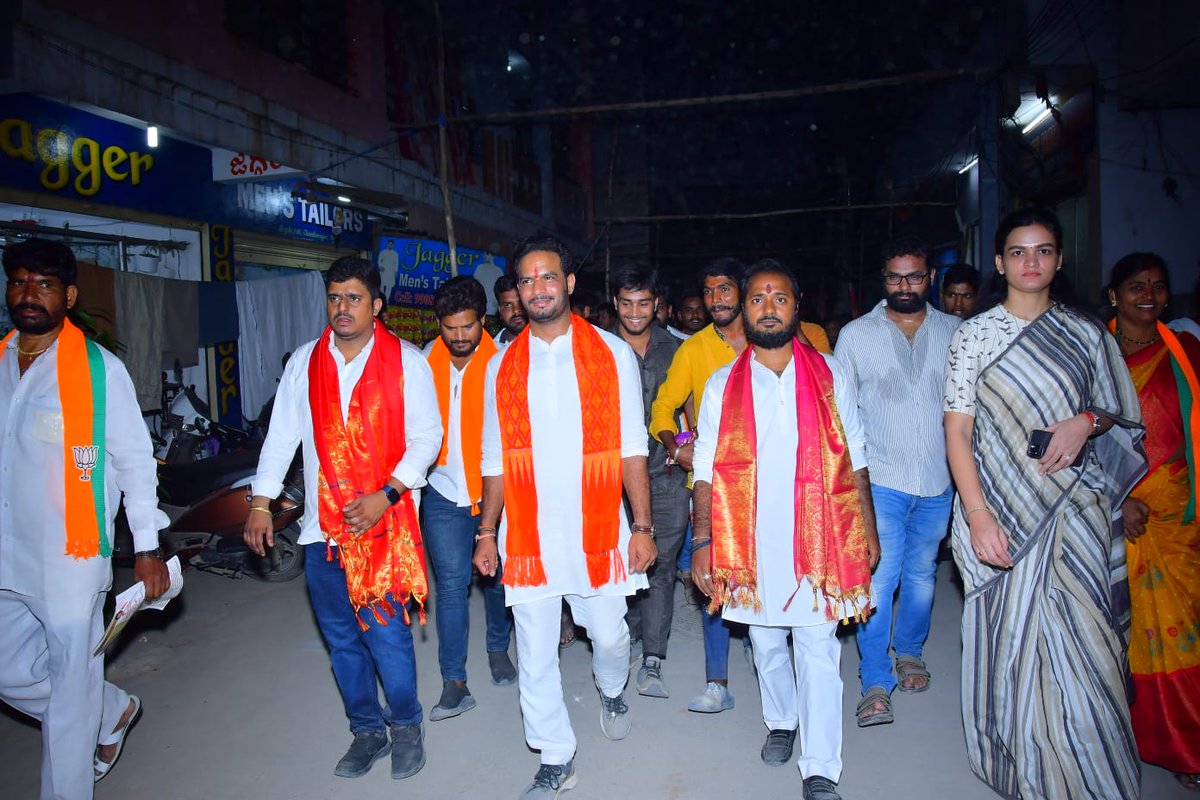 Krishna81301445's tweet photo. Door to Door Campaigning in Chandanagar Division in  Vemukunta with Ravi Kumar yadav Anna and huge members joined from BRS party to BJP Party from Various colonies of Chandanagar Division.                                          ##Vote For Lotus #Jai Ravi Anna  Jai Jai Ravi Anna https://t.co/q2zYW4GPbS