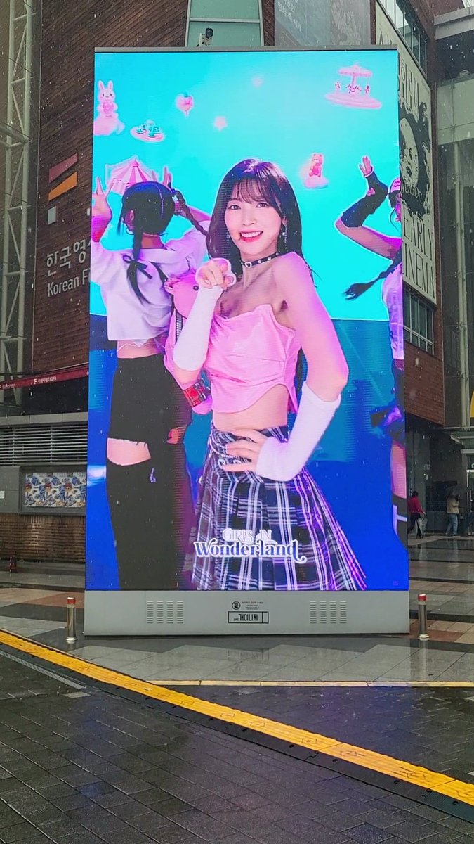 Arin__Miracle's tweet image. 생각보다 더 가까운 거리감에 놀라고 완전 설렜던 미리보기 시사회 덕분에 어느새 하늘로 승천하는 제 입꼬리를 발견한 하루!

상영부스 옆에 마련된 자유, 개인 체험관도 꼭 한번 참여해보세요!

Cgv 상영하면 바로 보러갈 예정🫶

#VENTAX #VR콘서트 #KPOPVR
#걸스인원더랜드 #오마이걸 #이채연