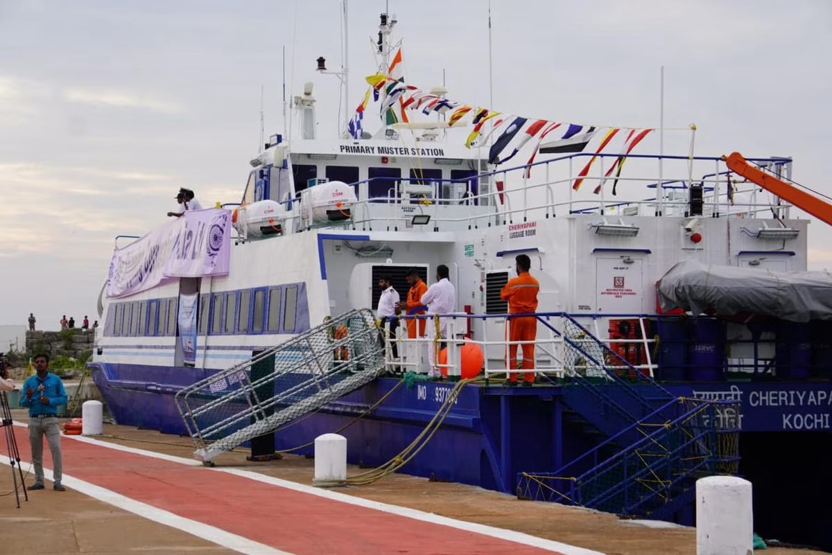 WorldBufferZone's tweet photo. India 🇮🇳 &amp; Sri Lanka 🇱🇰 Ferry service started after 40 years today.

Enhancing trade, diplomatic &amp; cultural connectivity by starting Passenger ferry service b/n Nagapattinam &amp; Kankesanturai to strengthen relation. https://t.co/H7FPleWyfc