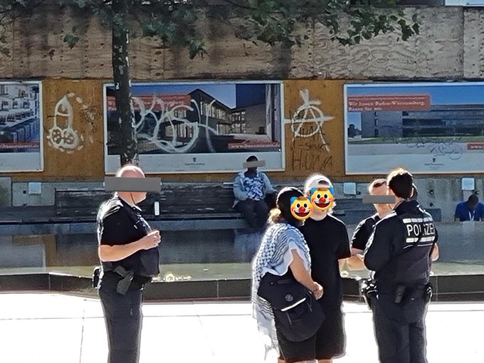frggfaschos's tweet photo. Kundgebung #Interjugend #Solidaritätsnetzwerk #Frauenkollektiv (unangemeldet + verboten) gg #Samidoun-Verbot gescheitert. Mehrere Festnahmen. Kleingruppe agitierte trotz präventiver Polizei-Durchsage. 4 Personen nahe Synagogenbrunnen polizeilich ermahnt.
#Freiburg #Antisemitismus https://t.co/hqvHAqcVbv