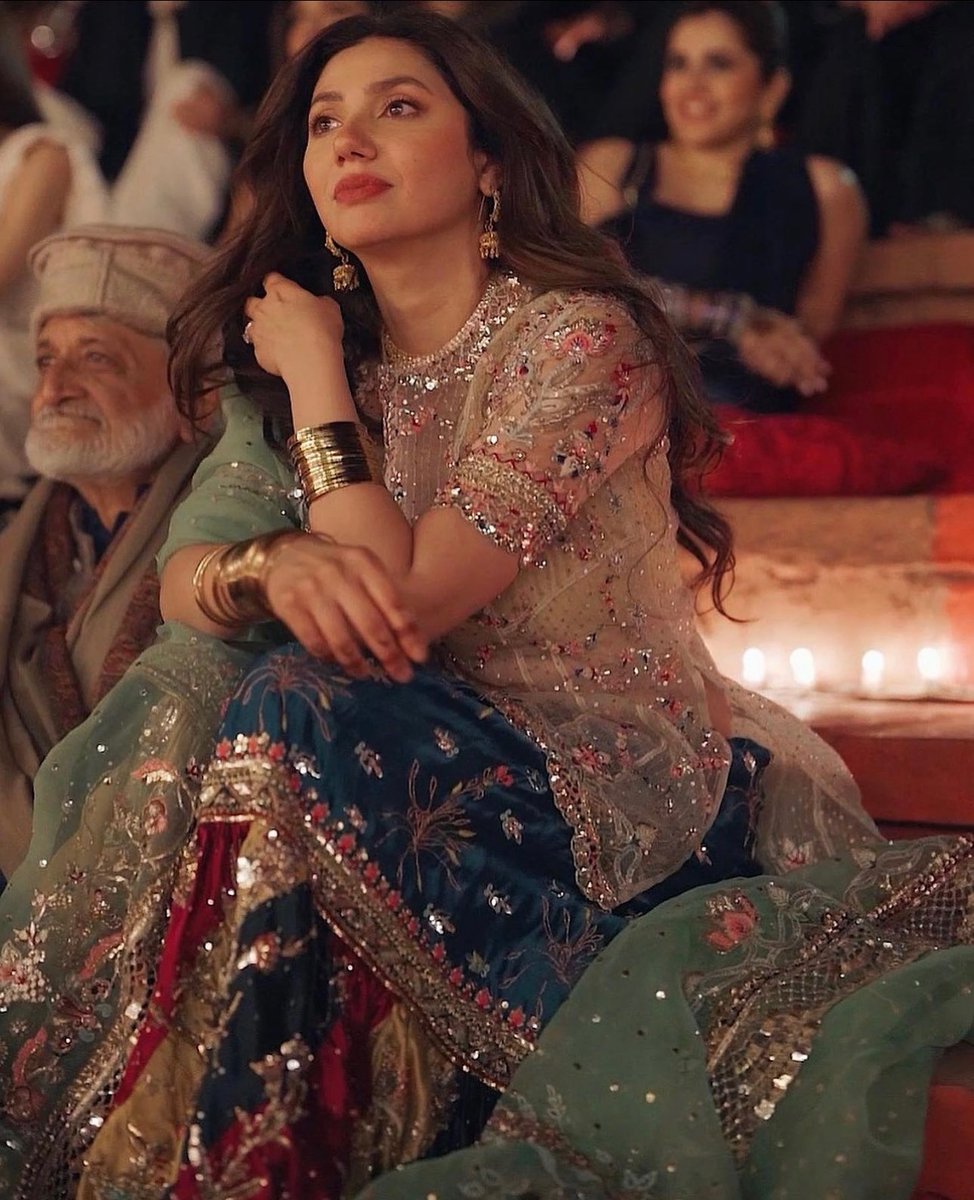 the outfit, accessories, makeup. everything is ON POINT with this one. peak mahira beauty 🥹❤️