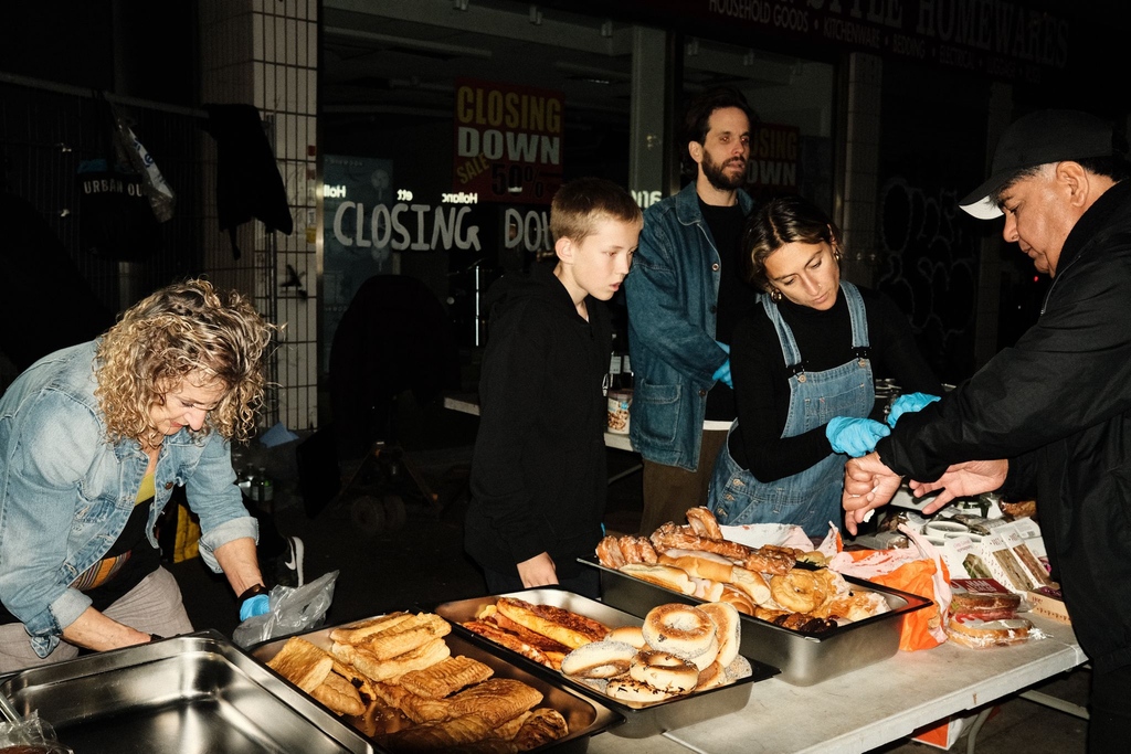 OurKilburnTable's tweet photo. Amidst the ever-changing face of the high street, our commitment remains unwavering. Serving fresh meals and warmth every Friday, come rain or shine. Together, we build a stronger community. ❤️🥖 

#KilburnKindness #FoodForAll #CommunityFirst #TogetherWeStand https://t.co/yVHqUfnh3s