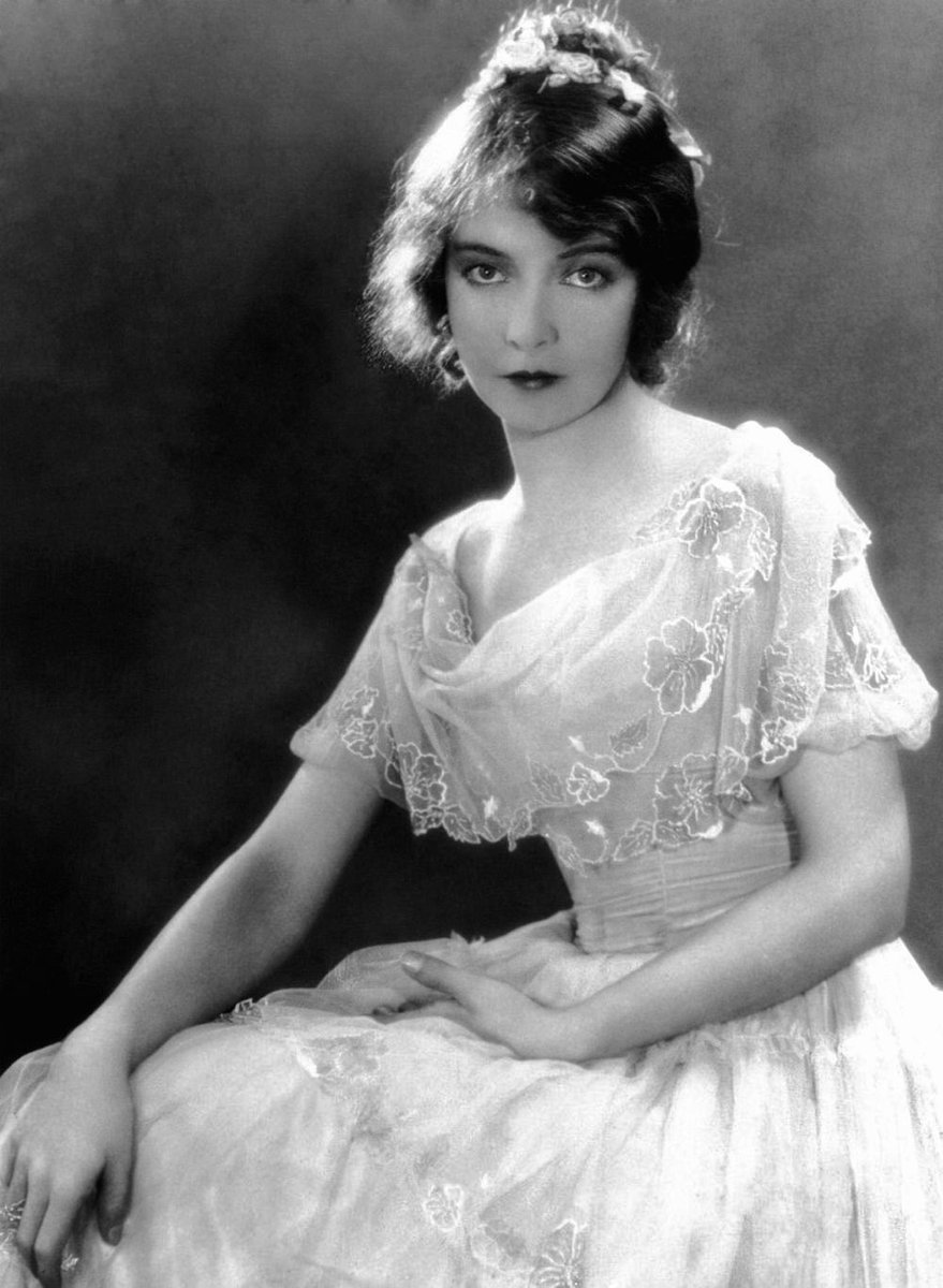 JLapajne's tweet photo. ⏳📽️👩🏻
1️⃣3️⃣0️⃣

Rekli so ji prva dama 🇺🇸 filma. 🇸🇮 slikar Miha Maleš (1903—1987) jo je občudoval. Leta 1929 je ustvaril njen portret in ji ga poslal. Odzvala se je s pisemcem. Reprodukcija portreta krasi prvo stran moje diplome.

🎩
#Lillian_Gish⭐️
(1893-10-14—1993-02-27)
#CXXX🎂 https://t.co/7vY4ghsy31