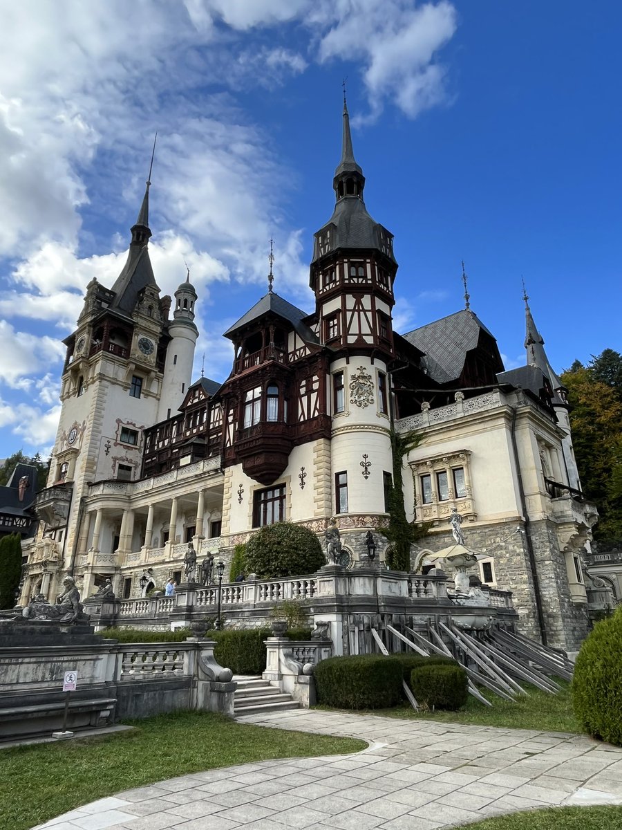 WTNAdventures's tweet photo. Peleş Castle was as magnificent as it’s made out to be 🤩 https://t.co/FX8u6LYpVf