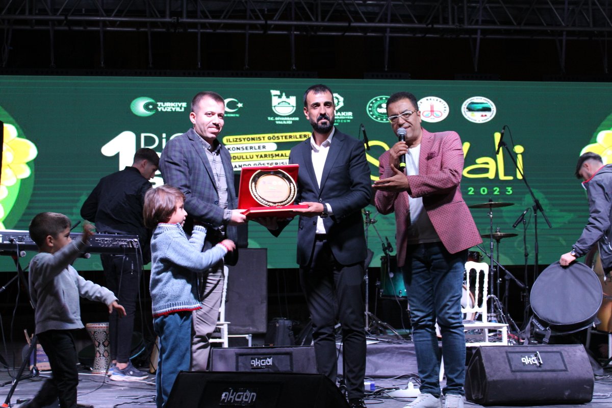 🎯🎺🎷1.Dicle Bağ Bozumu Festivalinin son günün de sayın kaymakamımız @Kadirkdryrdgl ve Dicle belediye başkanı Felat AYGÖREN sanatçılara plaketlerini takdim ettiler.