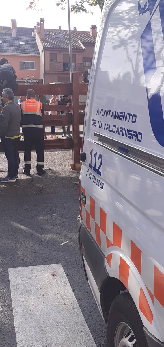 Pcnavalcarnero's tweet photo. Esta mañana se desplaza ambulancia SVB y 5 componentes a #vvadelpardillo para dar apoyo a @PCvvapardillo en su primer encierro. #ASEM112 #LasProtesCuentan #Navalcarnero https://t.co/J712v3etDg