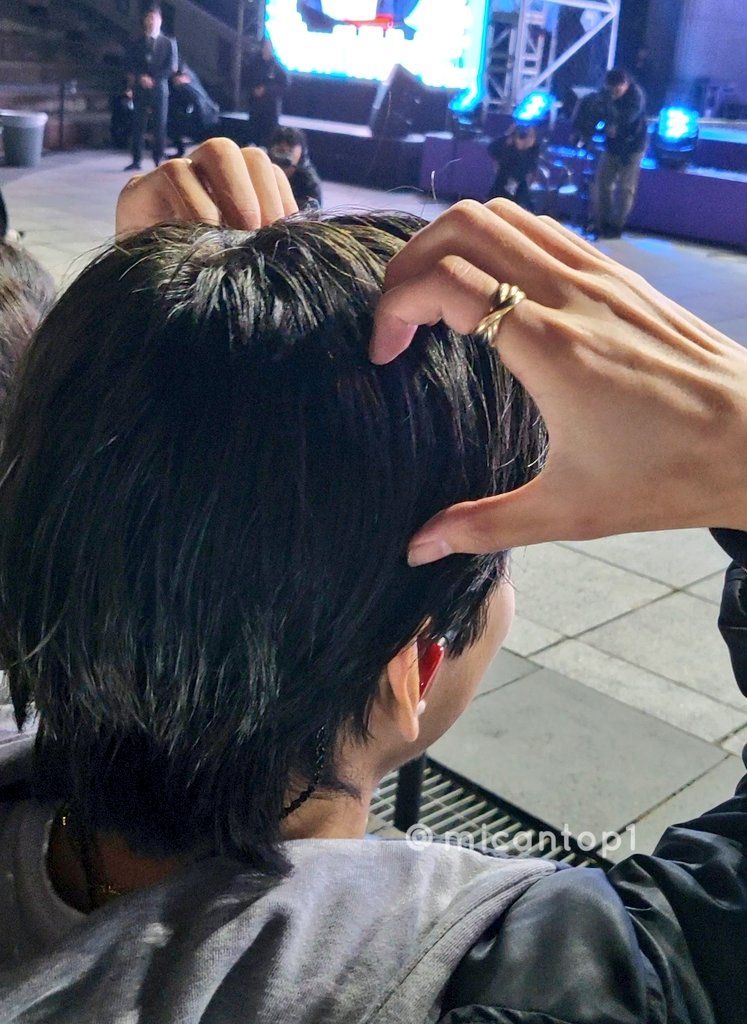 taehyvngpics's tweet photo. imagine being so lucky to be so close to him https://t.co/u762izweTn