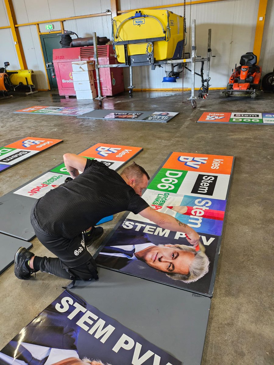 pvvutrecht's tweet photo. Vandaag aan het plakken geweest in gemeente Vijfheerenlanden met onder andere @mkvdvelde en @RijnPatrick.

Op naar 22 november! #GaStemmen #StemPVV https://t.co/htZTBXDlvm