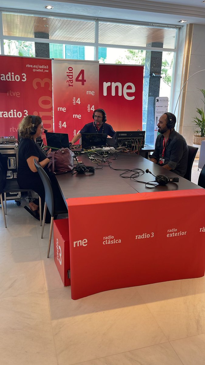 Demián Ruga, director de 🎬 Cuando Acecha la Maldad, recibe a los medios por sus premios en el Festival de Cine @sitgesfestival 🏆 MEJOR PELÍCULA BLOOD WINDOW 🏆 MEJOR PELÍCULA SECCIÓN OFICIAL DEL FESTIVAL @MadavenuePR