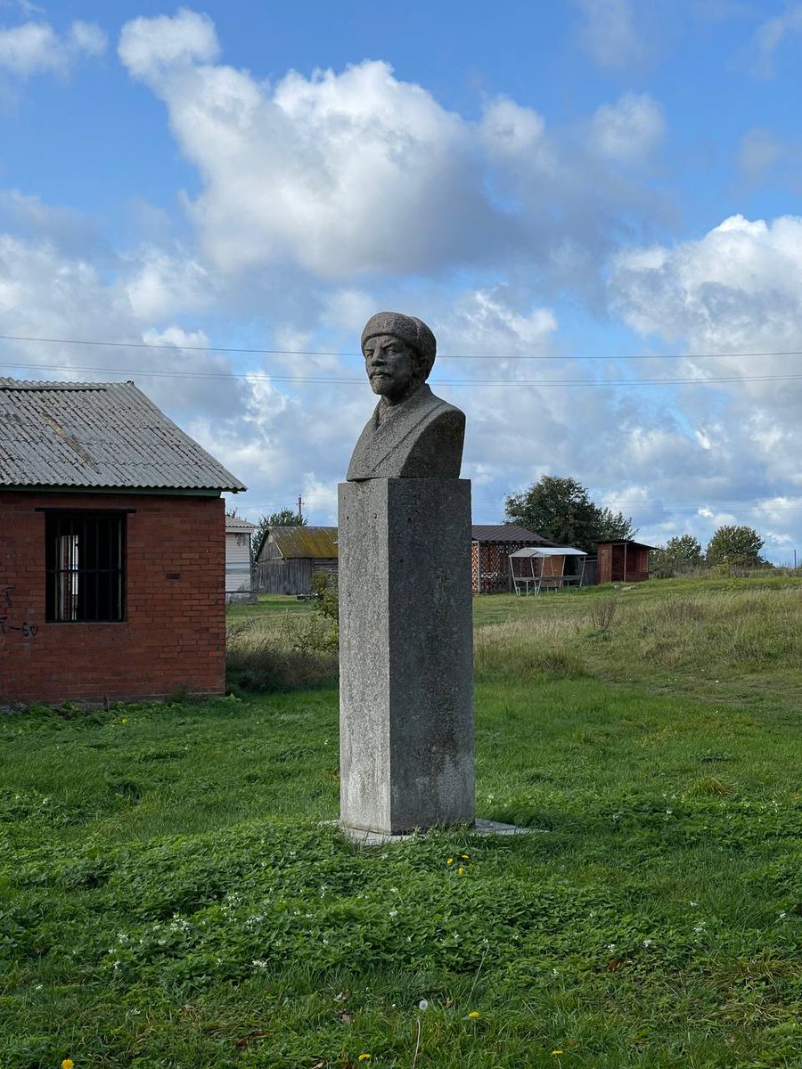 был недавно на Талабских островах (Псковская область) и так увидел Ленина в шапке, оказывается таких скульптур в СНГ очень мало, буквально можно пересчитать на пальцах одной руки 
один из них на острове имени Залита