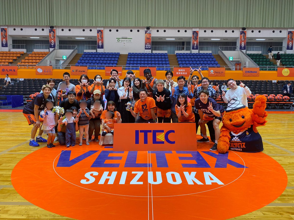 itec__official's tweet photo. #アイ・テック presents #ベルテックス静岡 vs #新潟アルビレックスBB GAME1️⃣
見事B2初勝利✨おめでとうございます🎉
今日も1,800名を超える方々が集まって、アリーナの一体感、選手の活躍に感動🥹
#アイテク先生 と弊社の社員も一生懸��応援して喜びを分かち合いました🤝
明日のGAME2も応援頑張るぞ📣 https://t.co/Ye0vb4II8s
