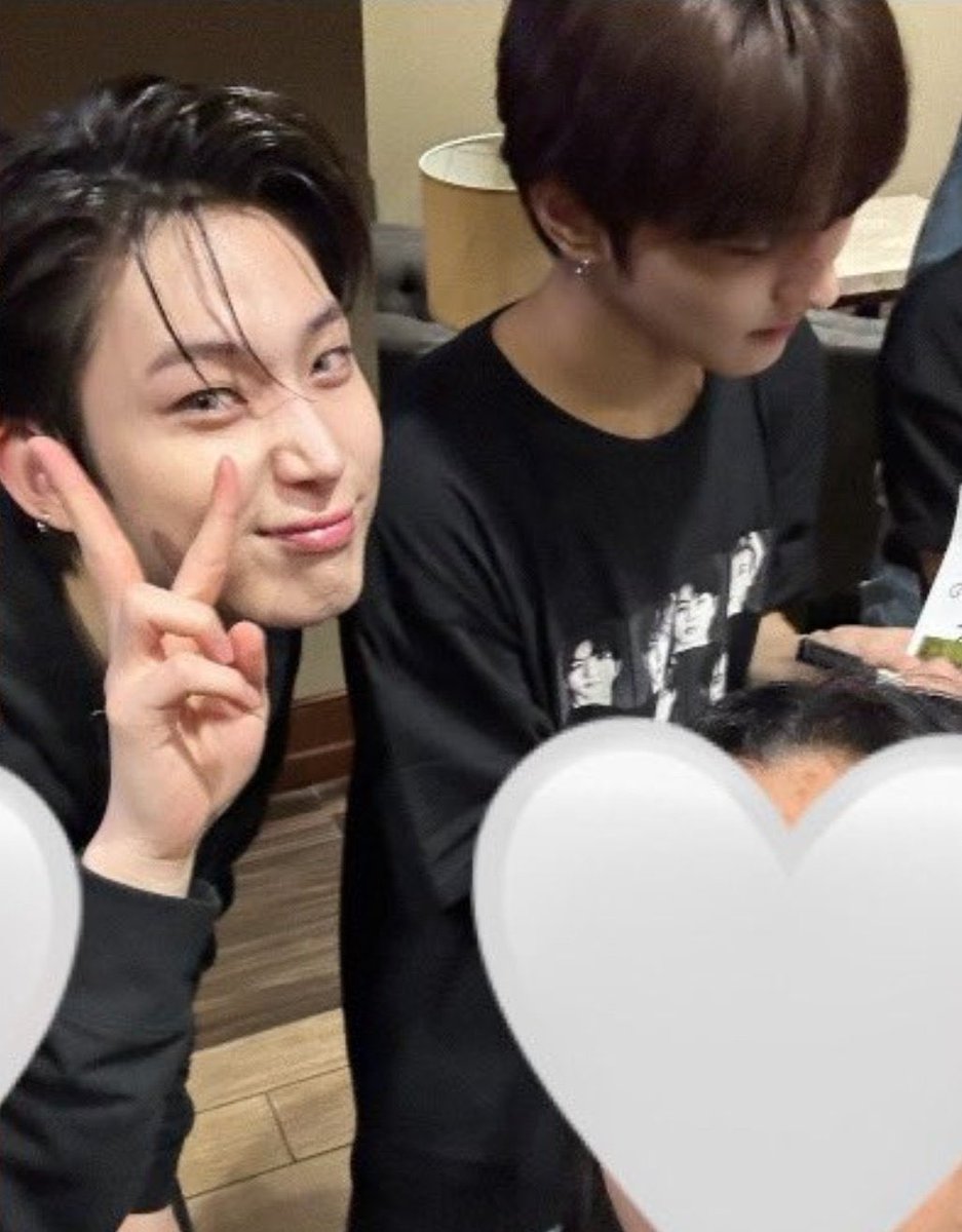 pocketzfeed's tweet photo. sunoo posing beside jungwon 😂 https://t.co/JlkSusUdfF
