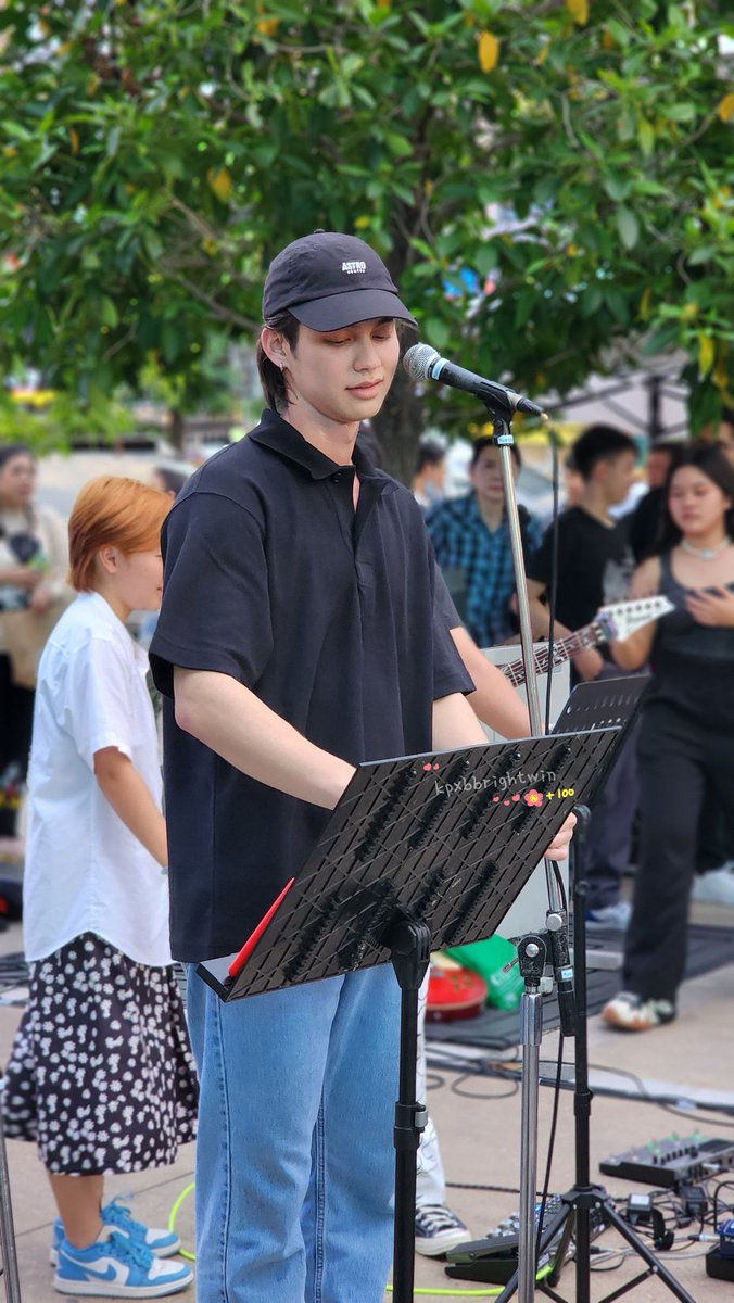 mdwqx_'s tweet photo. ซุปตาร์ที่จริงใจสัสๆ วันนึงเราอาจจะเจอเค้าไปยืนร้องเพลงกับเด็กที่สยาม หรือวันนึงอาจจะเจอเค้าขับไทคานไปซื้อก๋วยเตี๋ยว เค้าเว่อในขณะที่เป็นคนธรรมดาไปด้วยได้ เว่อแบบมีชั้นเชิง คาแรคเตอร์พระเอกนิยายที่ธรรมดาแต่ไม่ธรรมดา เหมือนจะเข้าถึงได้แต่เข้าถึงไม่ได้ แค่ตรงสเป็คให้เราเพ้อไปวันๆ https://t.co/YZZbLJO2Wj