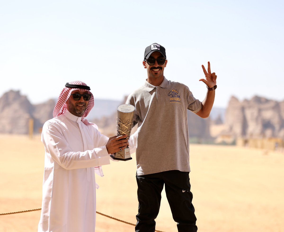 SAEFederation's tweet photo. الأستاذ حاتم بن يوسف أبو سلامة مدير فرع وزارة الرياضة في منطقة المدينة المنورة يتوج الفائزين بكأس وزارة الرياضة للقدرة والتحمل والذي أقيم اليوم في محافظة العلا 🐎

🥇ريان المبطي 
🥈عبدالله العميري 
🥉ساري الزهراني https://t.co/BMkQecUDVY