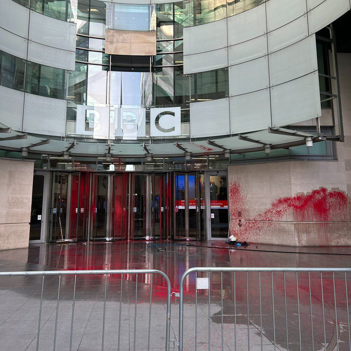 نشطاء يطلون مقر هيئة الإذاعة البريطانية (بي بي سي) باللون الأحمر احتجاجا على تبنيها لرواية الاحتلال الإسرائيلي وصمتها عن جرائم الحرب الإسرائيلية في غزة