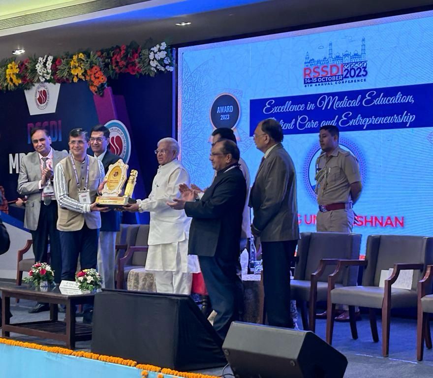 ChellaramCentre's tweet photo. Dr. Unnikrishnan AG, CEO & Chief Endocrinologist at the #ChellaramDiabetesInstitute, Pune received today the #prestigiousaward for education, #patientcare & entrepreneurship in Diabetes from Shri. Mangubhai Patel, Hon. #GovernorofMP at RSSDI State Annual Conference.
@Unnikri https://t.co/ovL59WyB20