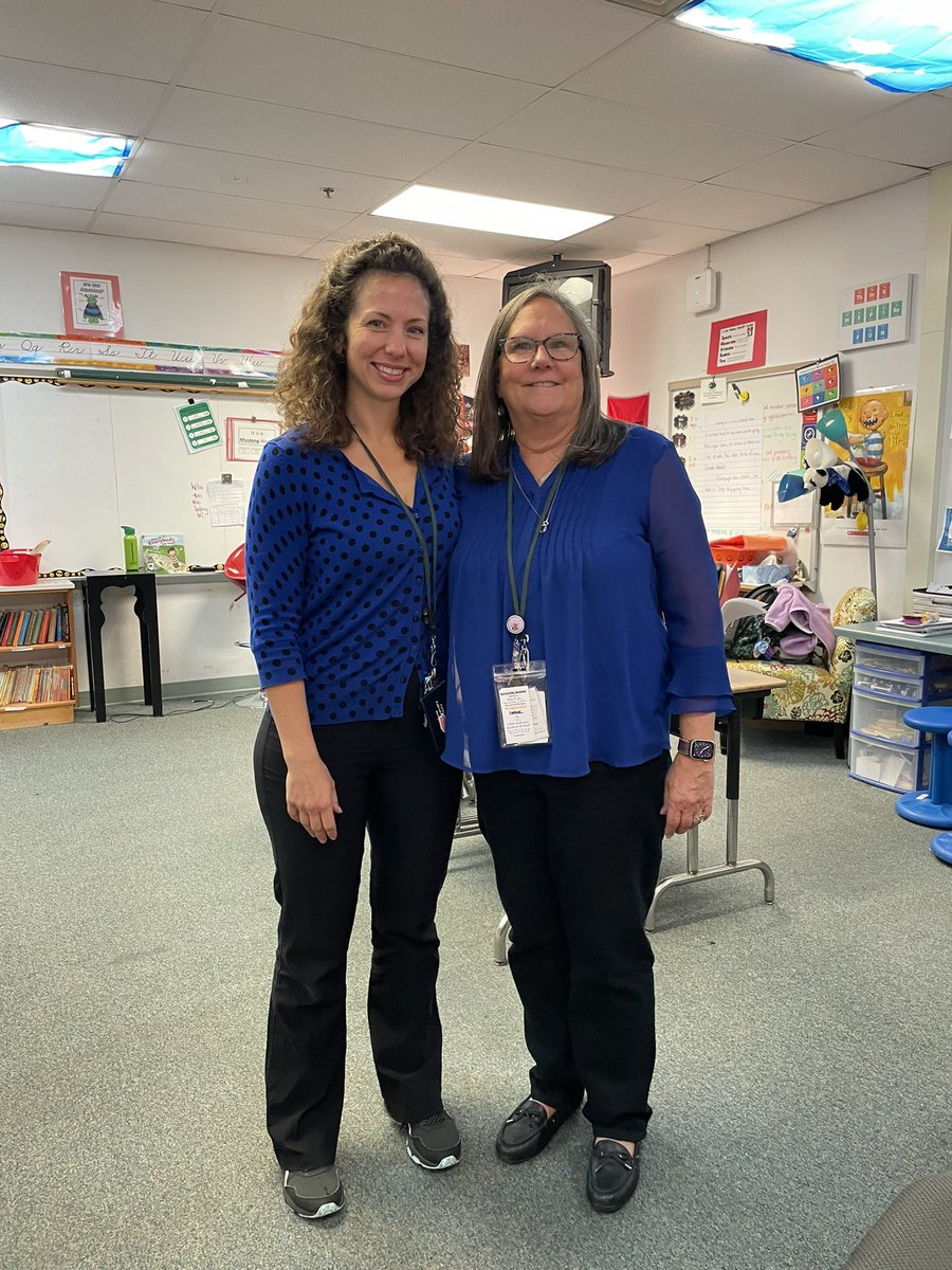 In 4th grade great minds think alike and sometimes dress alike too <a href="/HWES_MrsMoore/">Mrs. Moore</a> <a href="/HuntersWoodsES/">Hunters Woods ES</a> #happyaccident #twinning #4thgraderocks