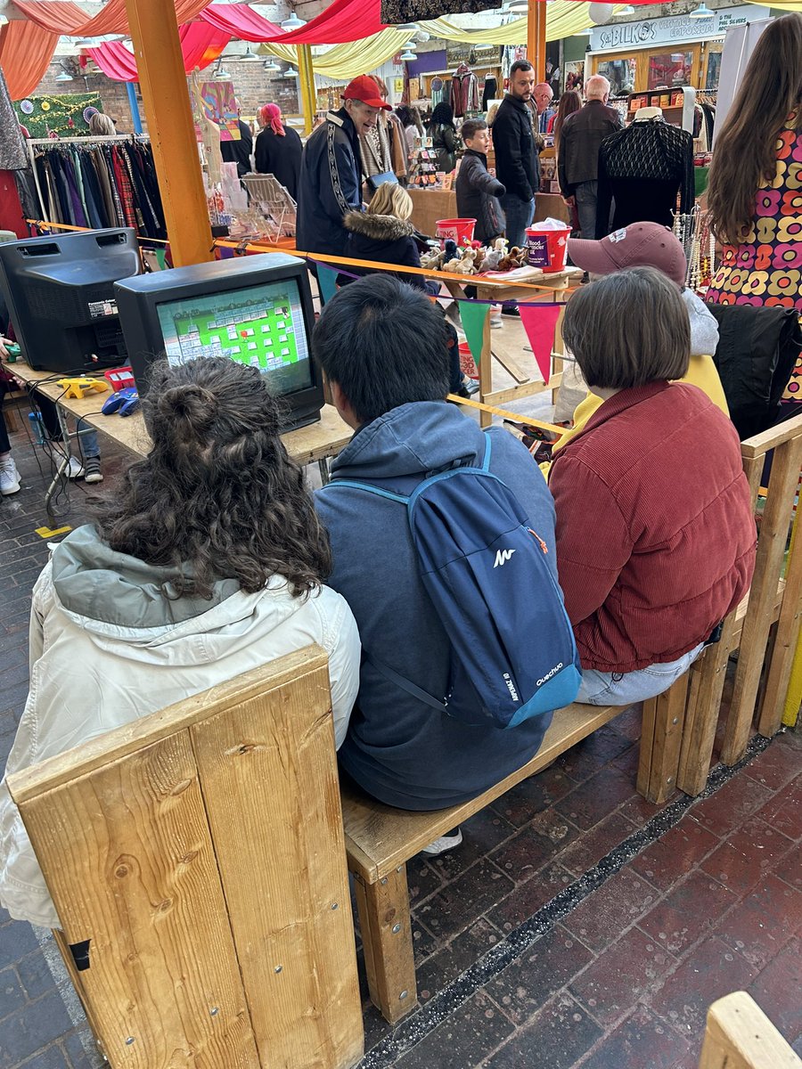 retroreso's tweet photo. Lots of people having a go at #retrogames 😃 https://t.co/Oy2dW1S9On