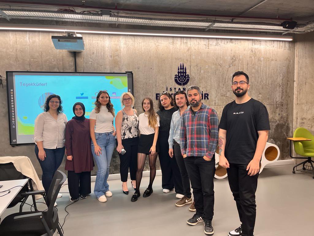 kadinyazilimci's tweet photo. Code for Paws etkinliğinden kareler! #codeforpaws @aayseaktag https://t.co/vrVX0xuR0s