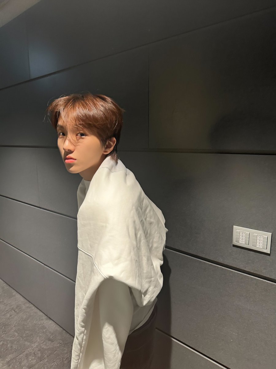 BOYNEXTDOOR_twt's tweet photo. 나의 하루 😎 
(손의 정체는 누구? 😜) ㅎㅎ

#BOYNEXTDOOR
#보이넥스트도어
#WOONHAK
#운학 https://t.co/OzgbYtGQUw