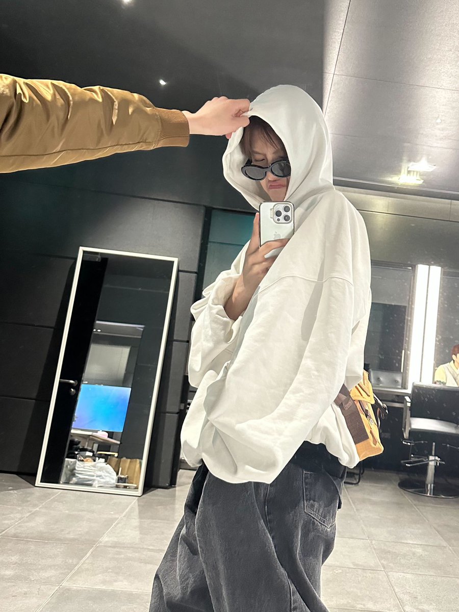 BOYNEXTDOOR_twt's tweet photo. 나의 하루 😎 
(손의 정체는 누구? 😜) ㅎㅎ

#BOYNEXTDOOR
#보이넥스트도어
#WOONHAK
#운학 https://t.co/OzgbYtGQUw