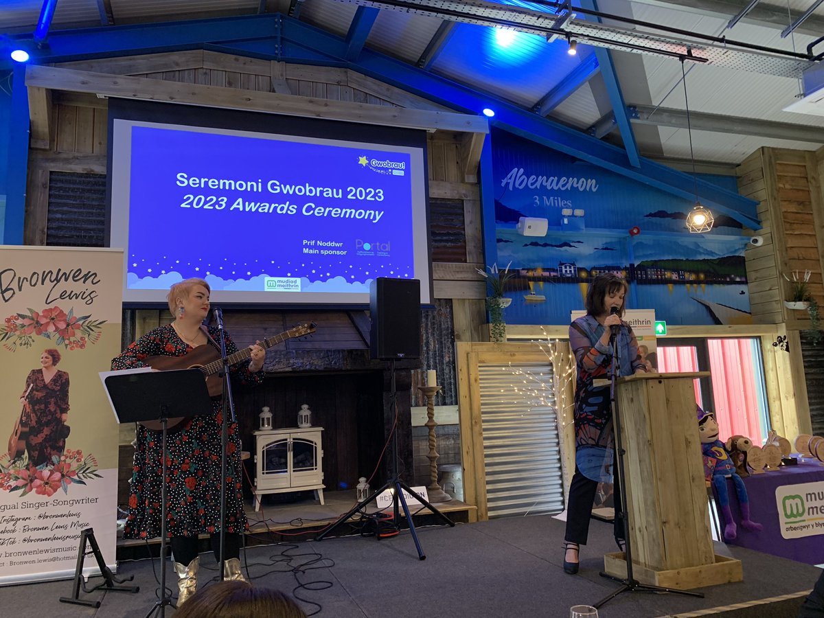 Mudiad Meithrin Gogledd Ddwyrain a'r Canolbarth (@mudiadc) on Twitter photo Bronwen Lewis yn diddanu cyn y #gwobrau23 Bronwen Lewis yn diddanu cyn y #gwobrau23
