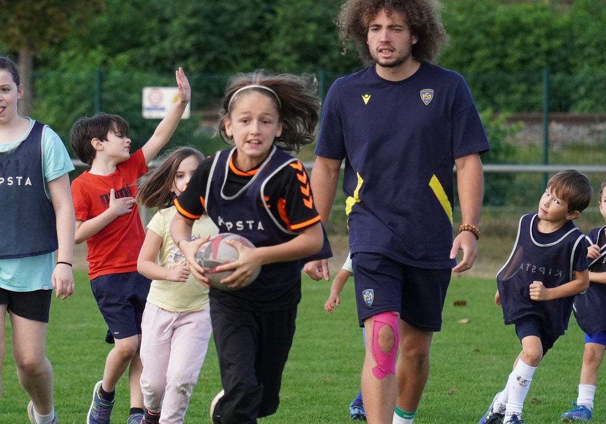 ASMOfficiel's tweet photo. 🏉Matinée découverte du Rugby pour les enfants des collaborateurs de notre partenaire principal @CGI_FR grâce aux éducateurs de l' @Asm_Omnisports 
Une initiation 100% plaisir 💛💙 https://t.co/85vPIA7Kpa