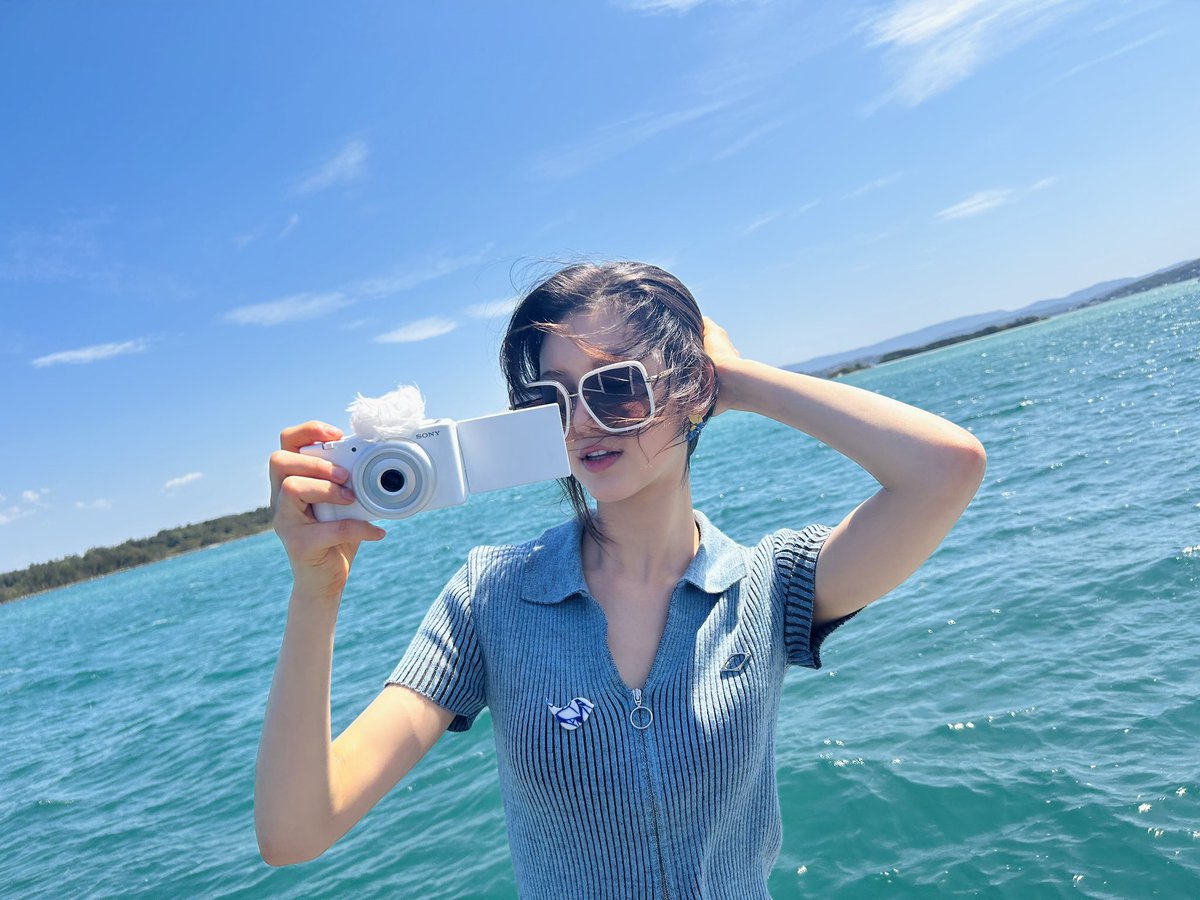 NewJeans_twt's tweet photo. 🩵🌱😎🌊 -Sunnies Series (Version 2:) Happy days by the seaside!! ㅎㅎㅎ

#NewJeans #뉴진스 #DANIELLE #다니엘  #DaniTravels https://t.co/l1D1qX27T5