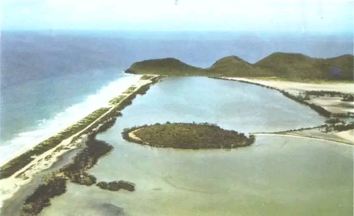 Laguna el morro, la izquierda en 1970 y la derecha 1964. Aún sin relleno de la carretera que une a playa Valdez.