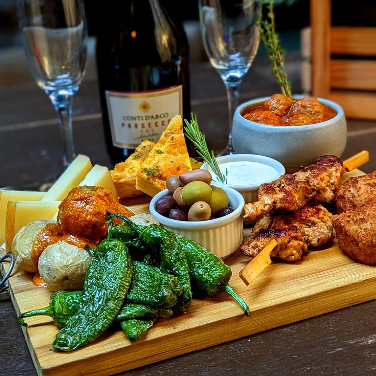 🍽️Savour dinner in 1520 with a fresh catch of the day, a Tribal Burger, or some Naughty Nachos. 

Prepare to have your taste buds wowed