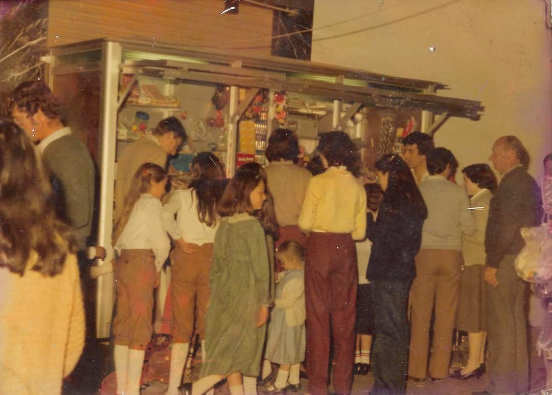 ArahalTN's tweet photo. #ArahalEnElPasado

¿Paramos el tiempo para comprar unas chuches? Ven, que te invito a unas pipas en "El Carrillo del Willy", situado en el Pasaje Ramiro Lindado. Ponle tú mismo/a el año a la foto, tanto como te lo permitan tus recuerdos.  

📸 Extraida de Memoria Visual de Arahal https://t.co/xSLLY8Azq0