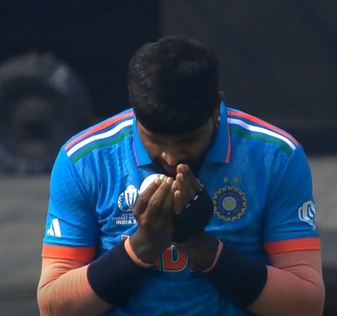 Juniortiwari01's tweet photo. आबरा का डाबर गीली गीली छू 😅
#INDvsPAK https://t.co/k17GsI2tHc